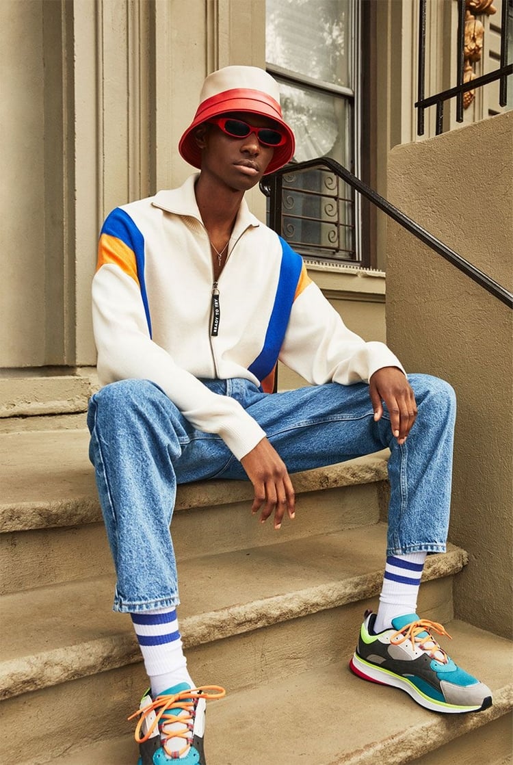 style aus den 90ern jahren mit neon sneaker trends 2019 und schirmmüzte sportsocken und jeans