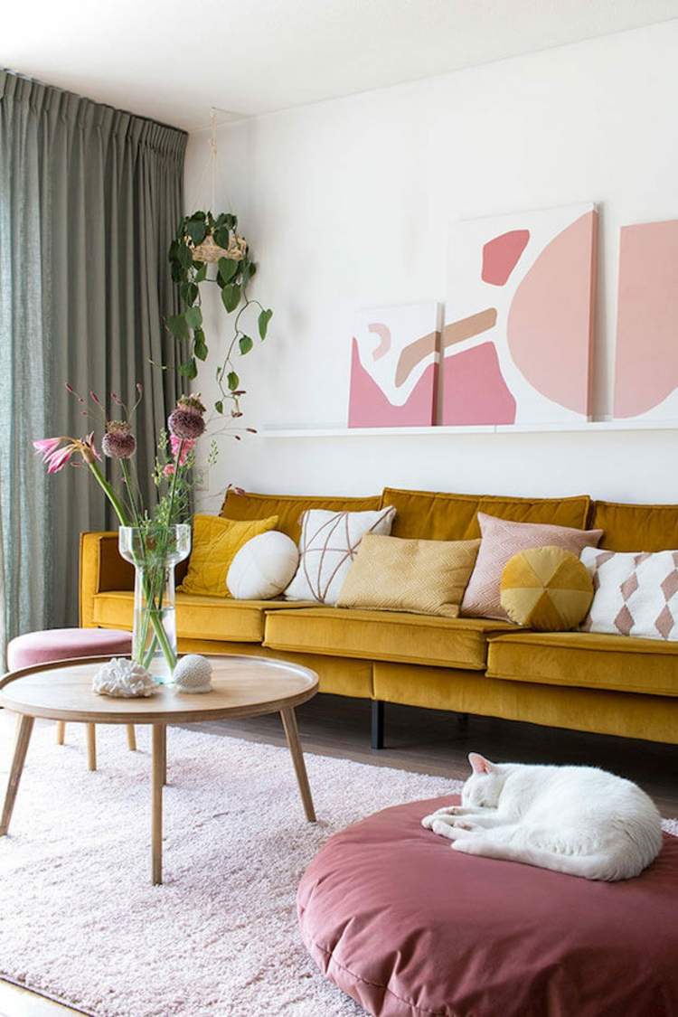 wohnzimmer einrichten senfgelbes sofa rosa sitzhocker wohnung einrichtungsideen