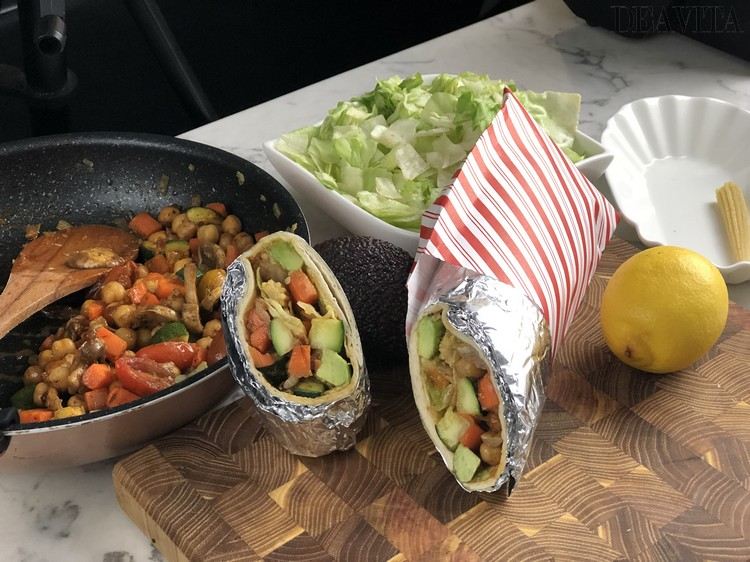wraps rezepte vegetarisch zubereiten mit karotten zwiebeln tomatenmark und zucchini in alufolie umwickeln