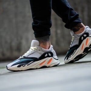 yeezy boost wave runner in 90er stil mit orangenfarbenen und blauen elementen