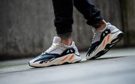 yeezy boost wave runner in 90er stil mit orangenfarbenen und blauen elementen