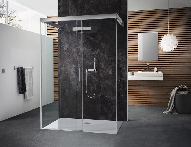 zeitgenössisches-badezimmer-design-mit-holzlamellen-und-dunklem-gestein-in-duschkabine-und-boden