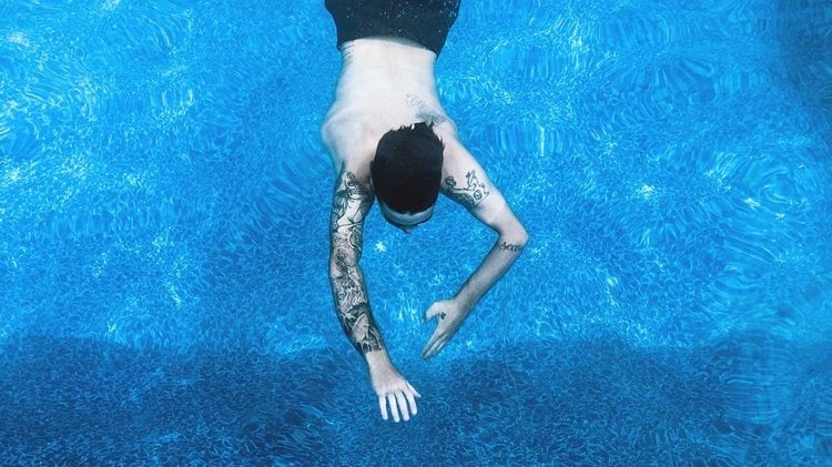 zuerst als tattoo pflege das schwimmen mit tätowierungen vermeiden wegen gefährliche hautinfektionen