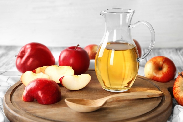 Apfelessig morgens auf nüchternen Magen trinken hilft für die Entschlackung