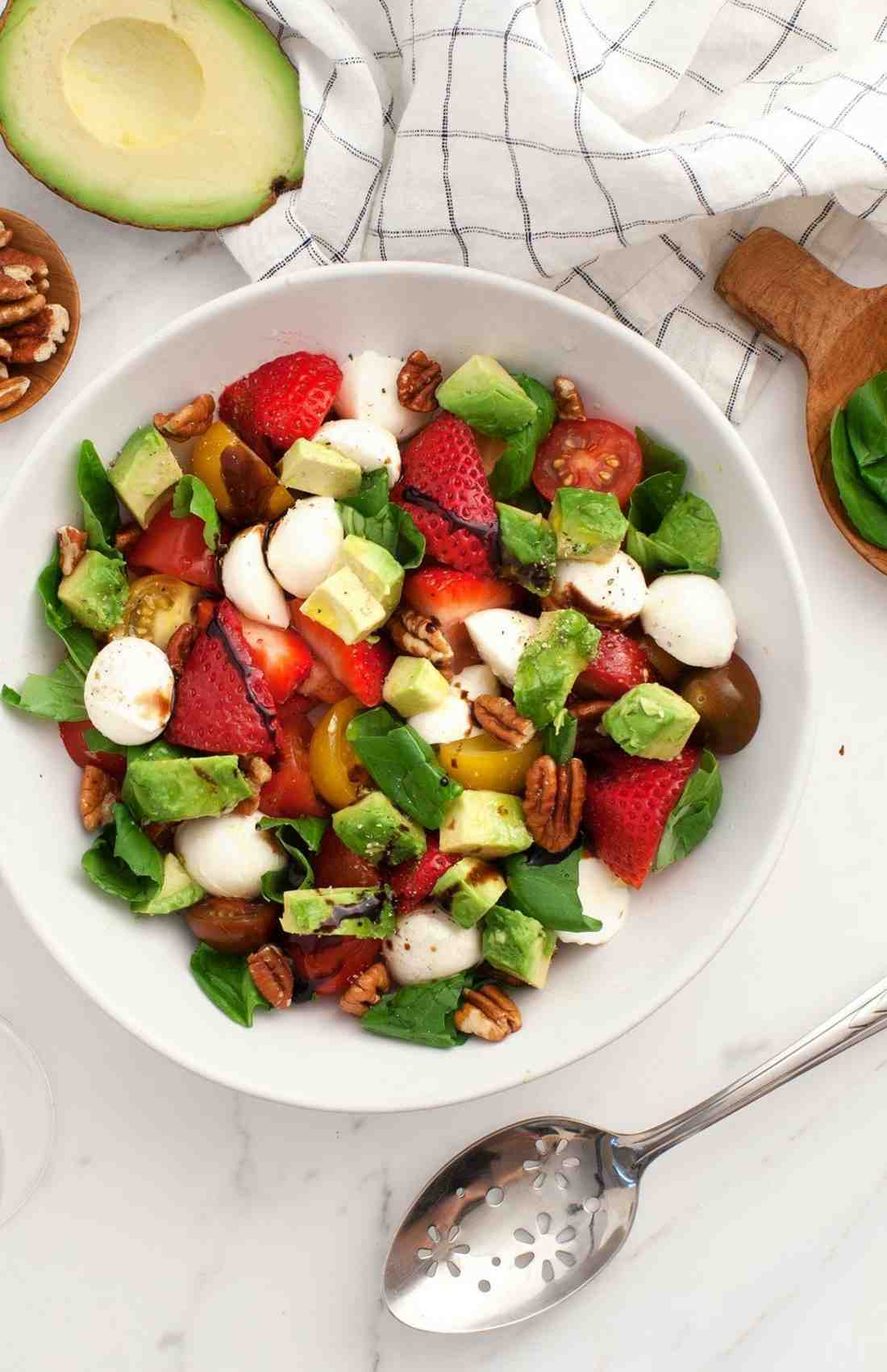 Avocado-Erdbeer-Salat mit Tomaten und Mozzarella