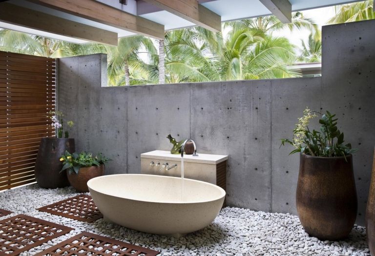 Badezimmer in Grau Betonwand Badewanne retro Dekosteine Palmen