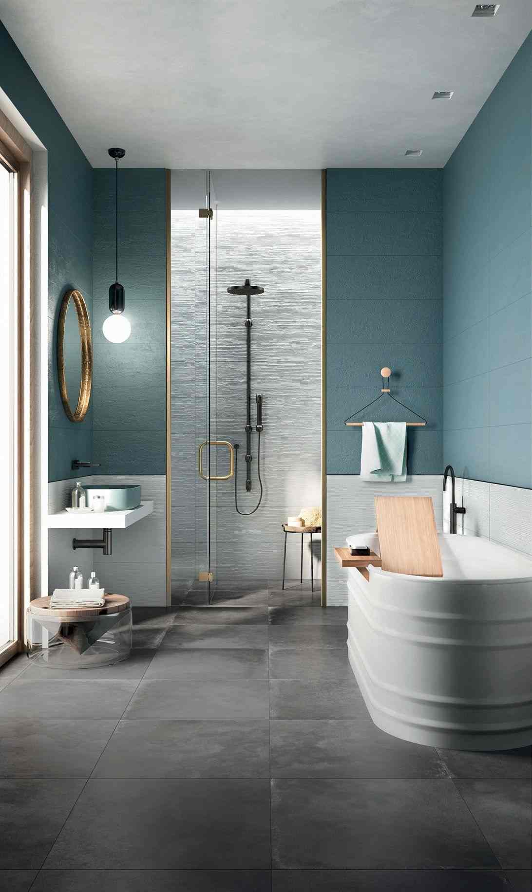 Badezimmer in Grau Blau Ideen modern Metrofliesen Badewanne Gold Trendfarbe