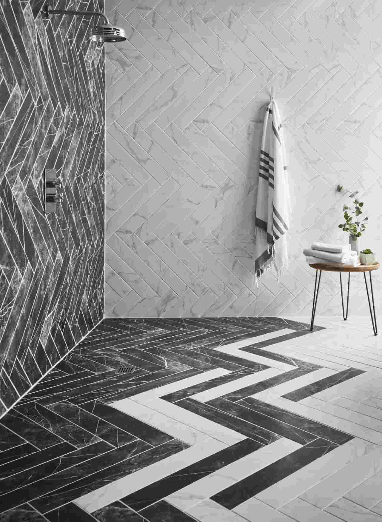 Badezimmer in Grau Fliesen Muster Wand Beistelltisch Design Wohnaccessoires