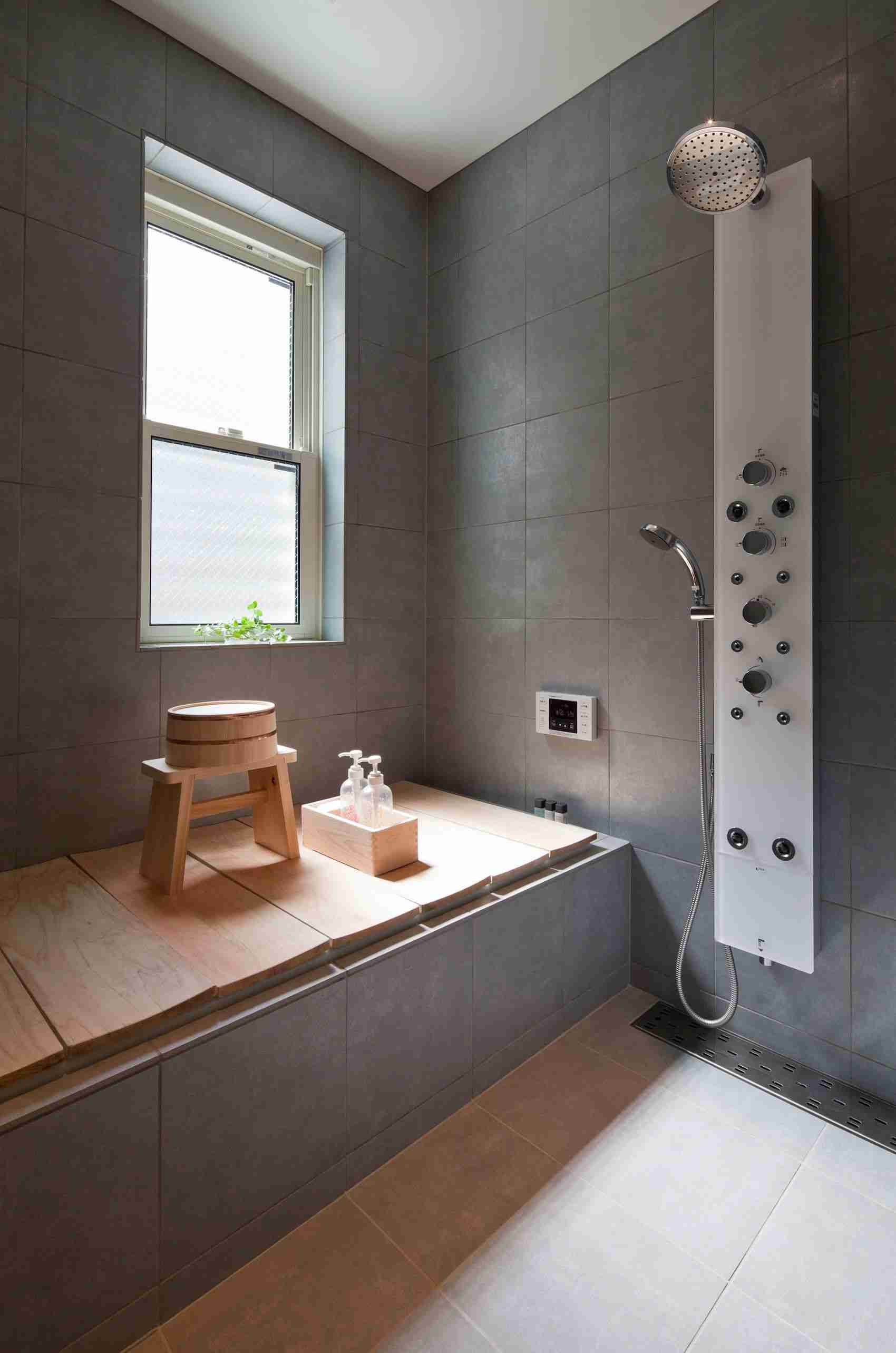 Badezimmer in Grau Holzboden Japanischer Stil Zen Look Modern Wohntrends