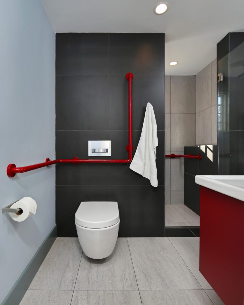 Badezimmer in Grau Rot Boden Wohnung einrichten Ideen Wohntrends
