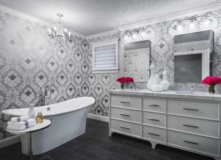 Badezimmer in Grau Tapete im Badezimmer Schrank Badewanne Wandspiegel Wohntrends