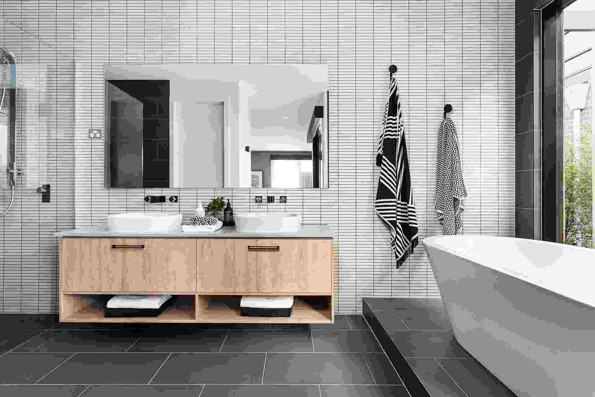 Badezimmer in Grau Weiss Holz Tapete im Bad Vorteile Badewanne Wohntrends