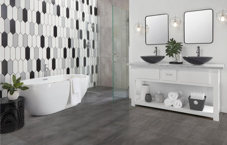 Badezimmer in Grau Weiss modern einrichten Badewanne Boden Fliesen Waschtisch Wohntrends