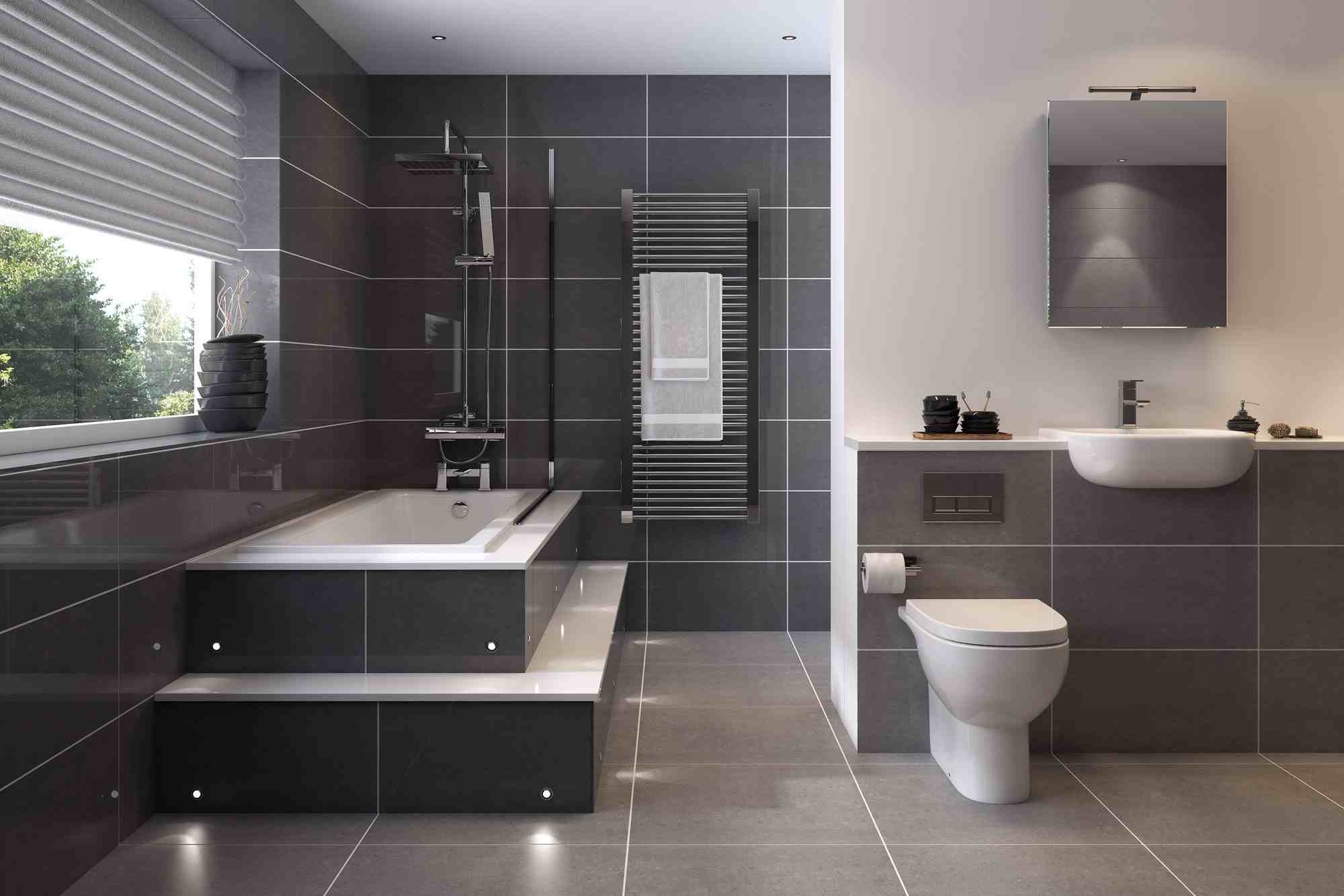 Badezimmer in Grau einrichten modern Badfliesen Wandspiegel Badewanne Design Ideen