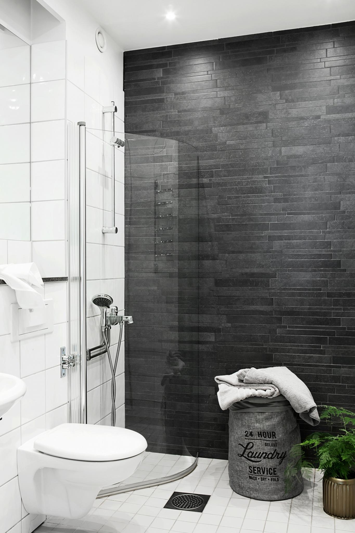 Badezimmer in Grau klein Duschkabine Wäschekorb kleine Räume einrichten Ideen