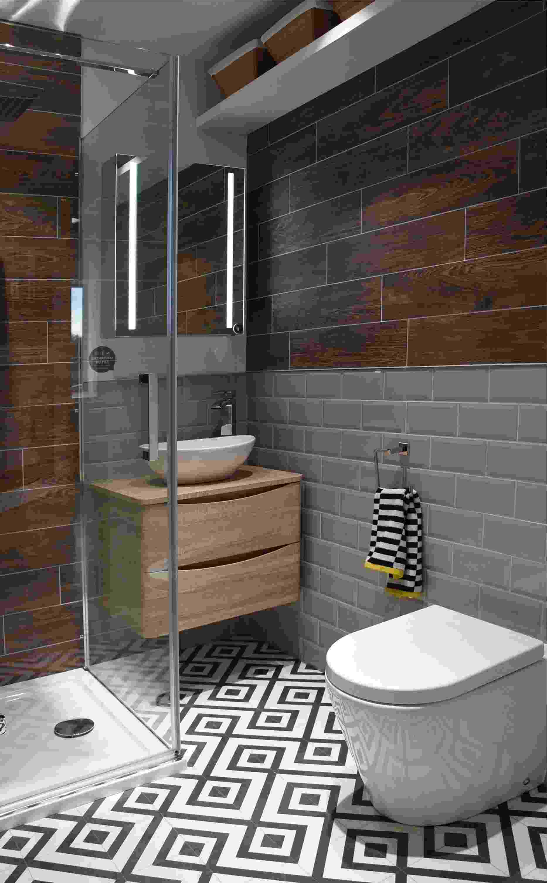 Badezimmer in Grau klein Fliesen Holzwand Holzschrank Boden Muster Wohntrends