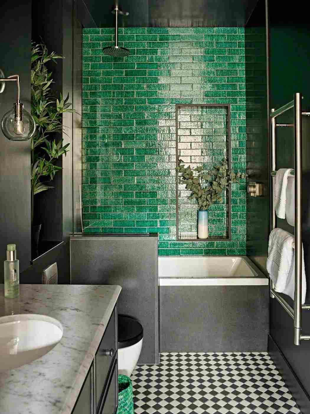 Badezimmer in Grau klein Fliesen grün modern Boden Muster Marmorplatte Wohnaccessoires