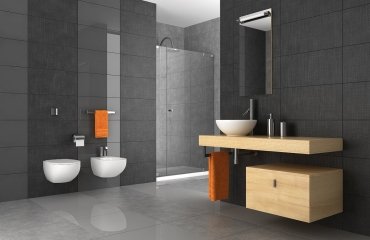 Badezimmer in Grau modern minimalistisch Badfliesen Holzplatte Design Wohntrends
