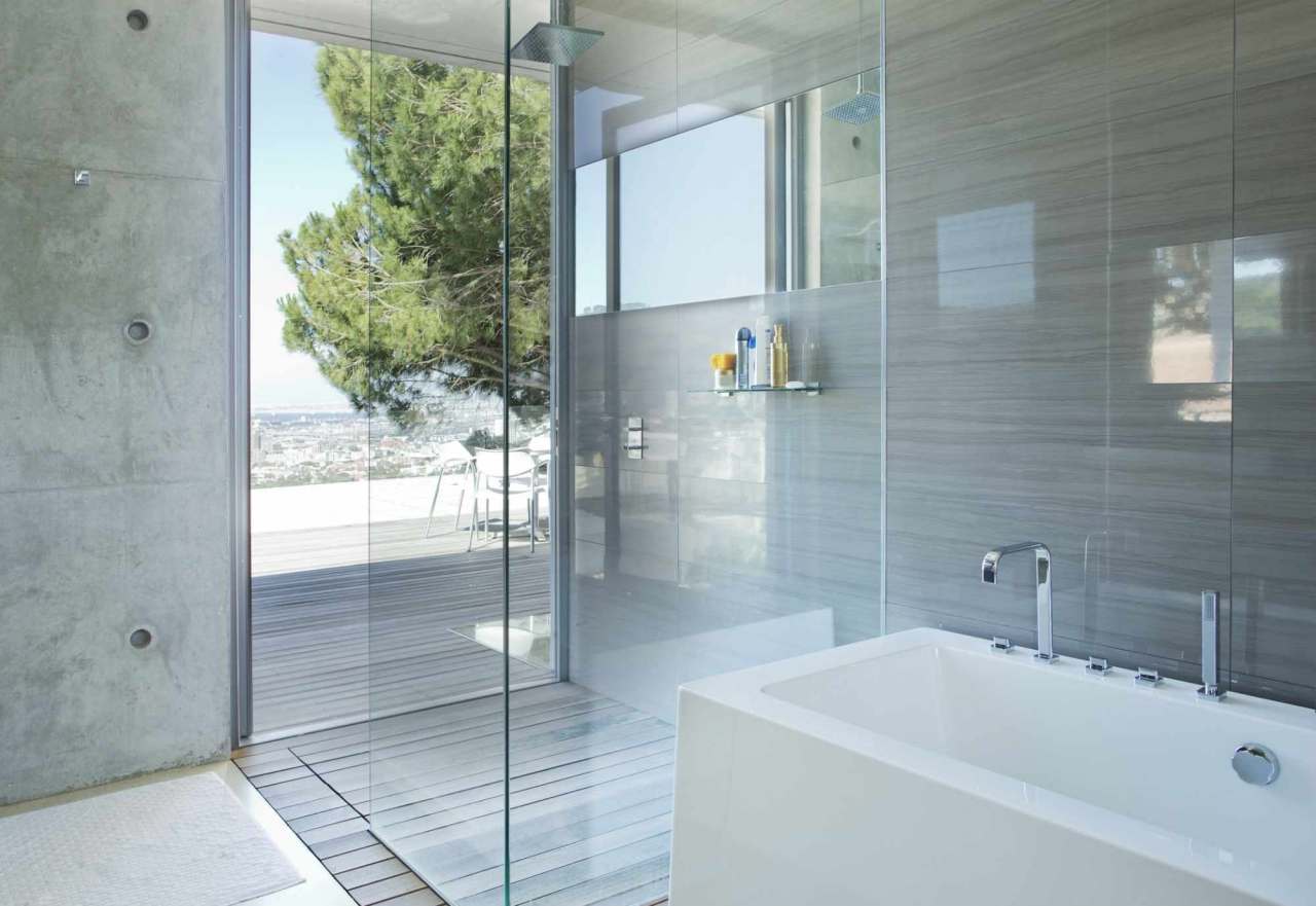 Badezimmer in Grau modern weiße Badewanne Terrasse gestalten Wohntrends