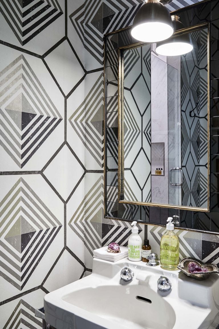 Badezimmer in grau graue Fliesen Muster Wandspiegel Einrichtung Ideen Wohntrends