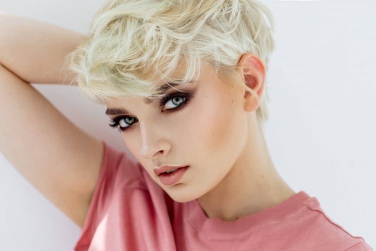 Blonde Kurzhaarfrisuren 2019 Bubikopf in Platinblond zersauste Haare Wuschel-Look