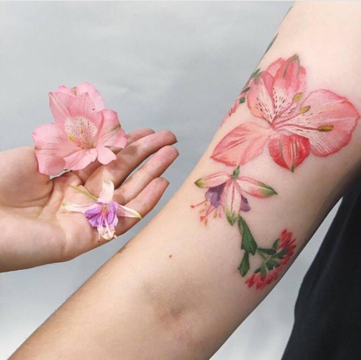 Blumen Tattoo Oberarm klein Watercolor Tattootrend
