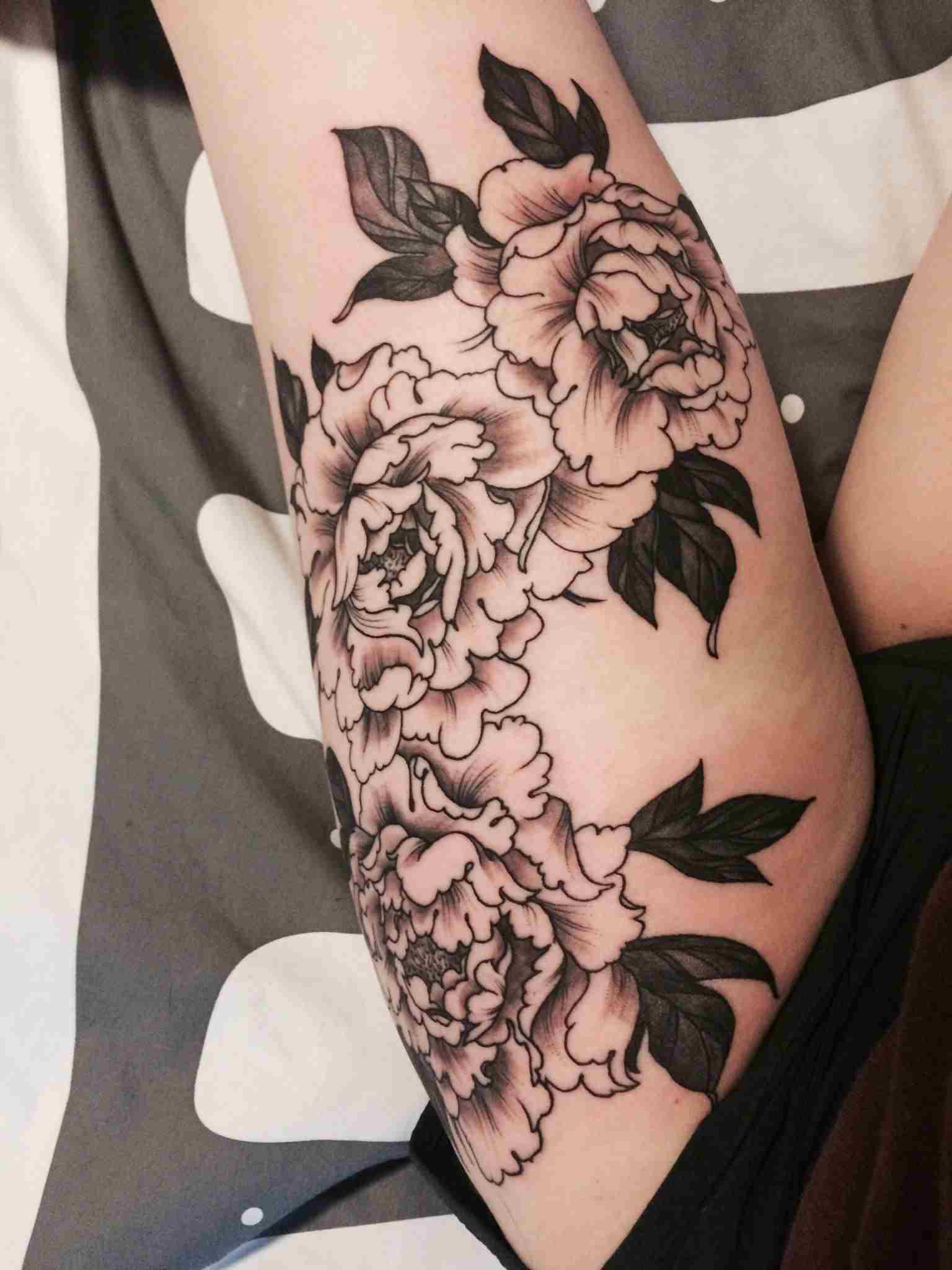 Blumen tattoo oberarm Tattoo purpose