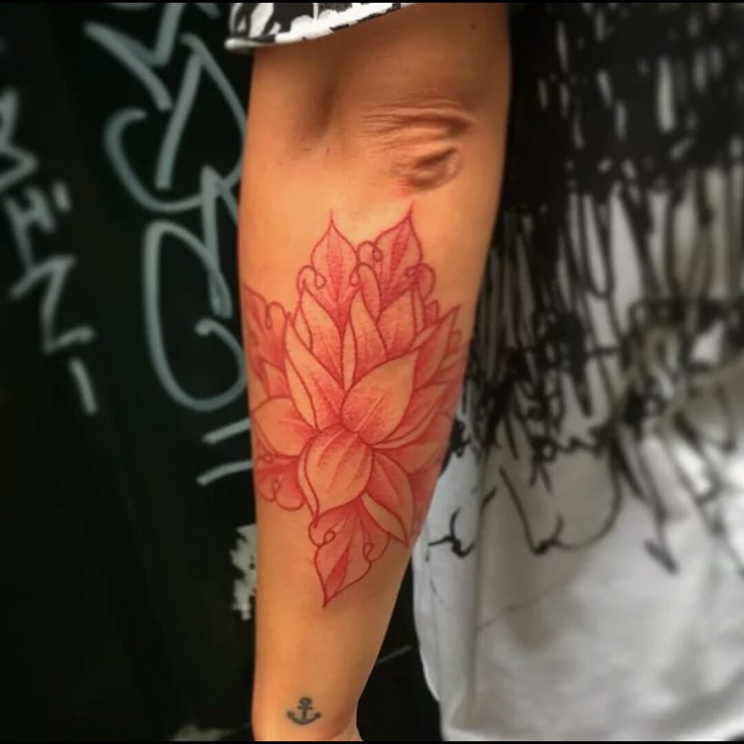 Blumen Tattoo Red Ink Tattootrends rote Tinte