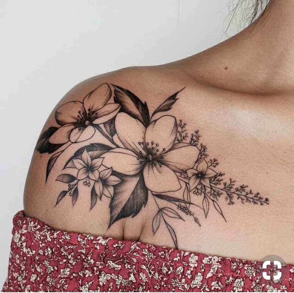Blumen Tattoo Schulter klein Tattoomotiv Frauen Tattootrends