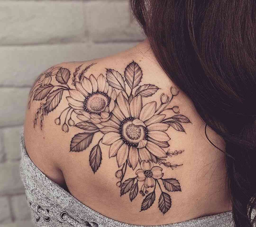 Blumen Tattoo Sonnenblume Tattoo Schulter schwarz weiss