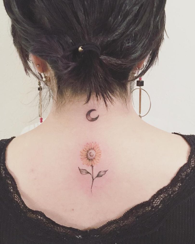 Blumen Tattoo Sonnenblume klein Tattoomotiv Rücken