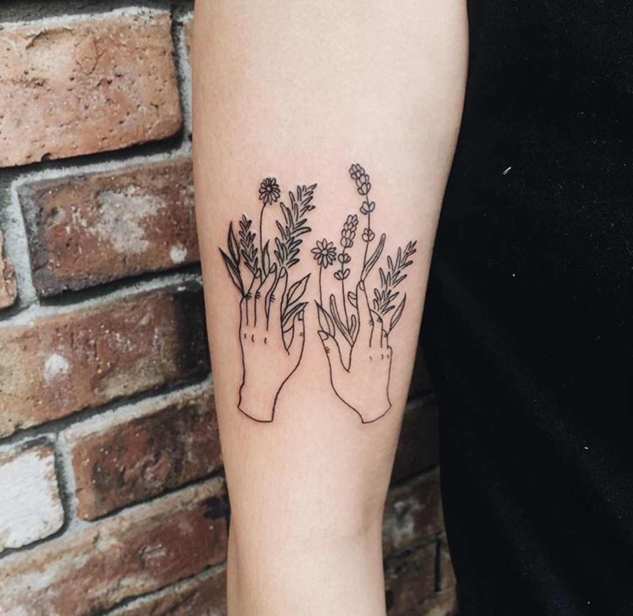 Blumen Tattoo Unterarm klein minimalistisch Tattootrend 2019