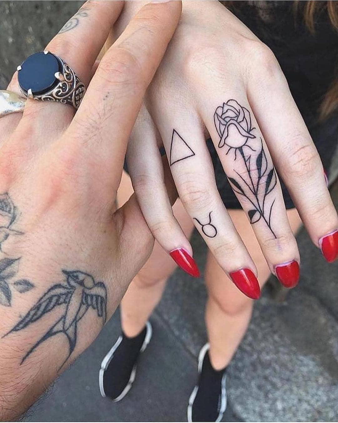 Blumen Tattoo am Finger klein minimalistisch geometrische Tattoo roter Nagellack