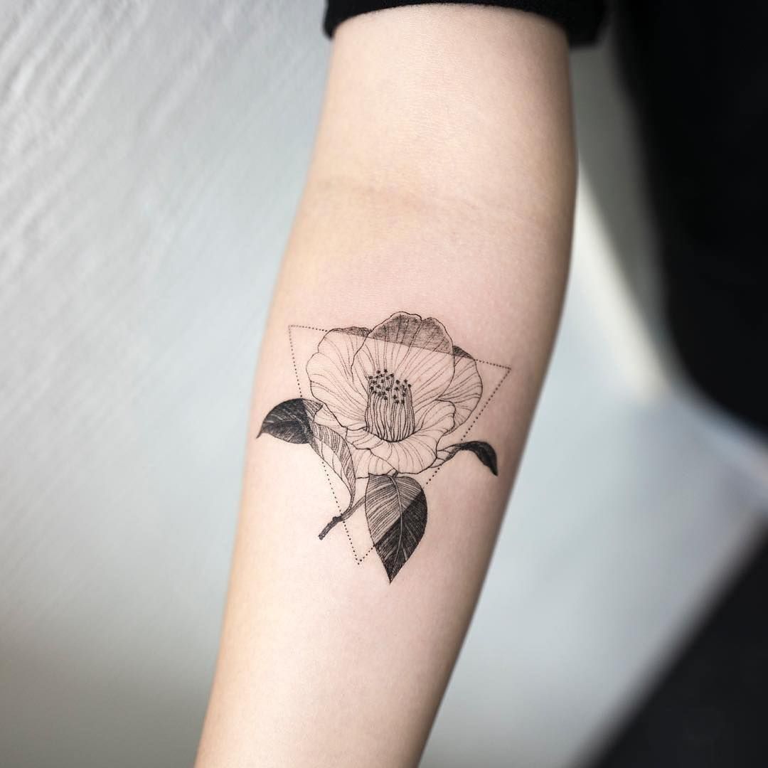 Blumen Tattoo geometrisch Tattoodesign Unterarm