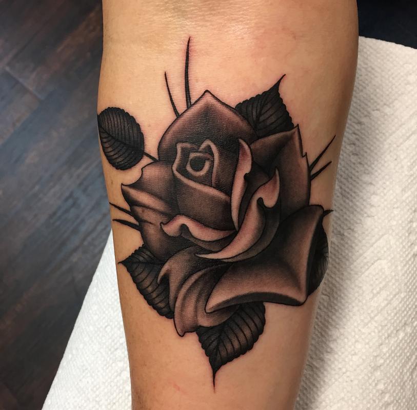 Blumen Tattoo schwarze Rose Tattoo Bedeutung Unterarm