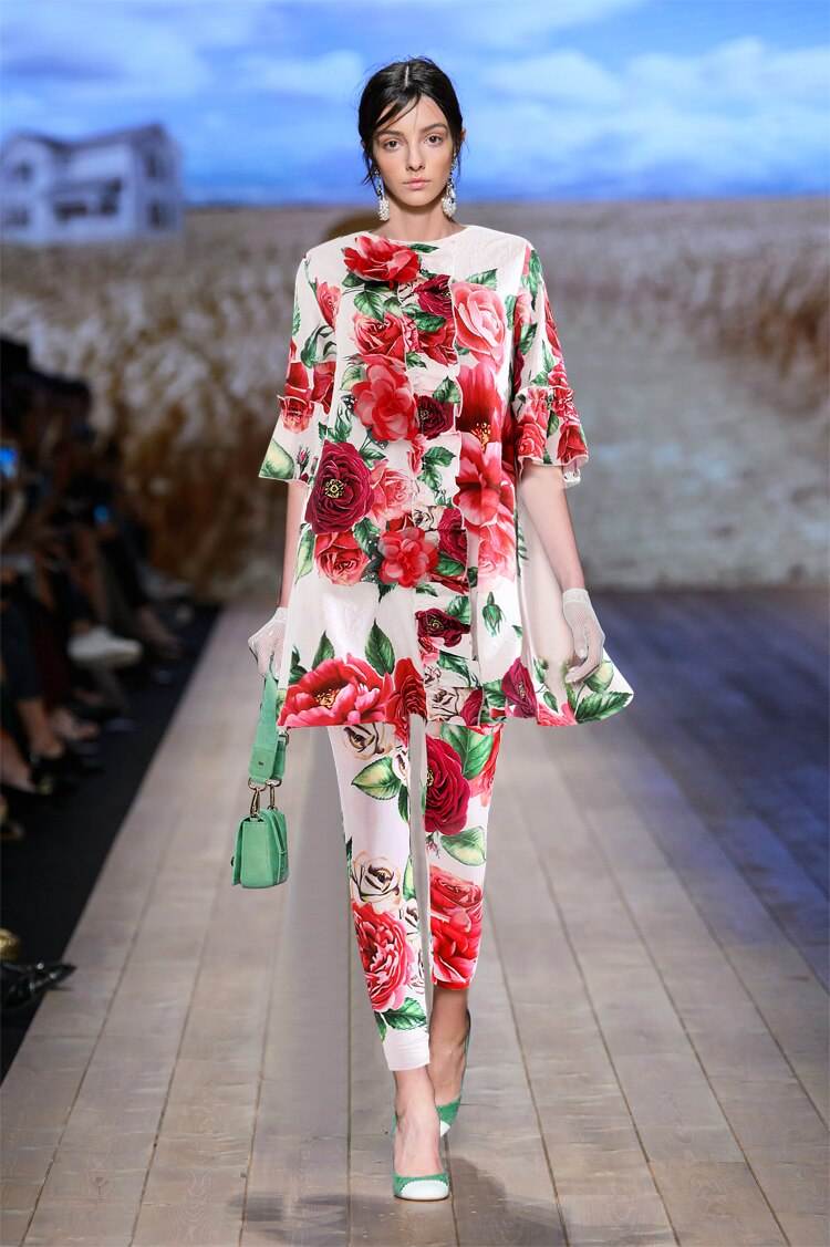 Blumenmuster kombinieren Hose Hemdbluse Sommer Outfit Ideen der letzte Modetrends