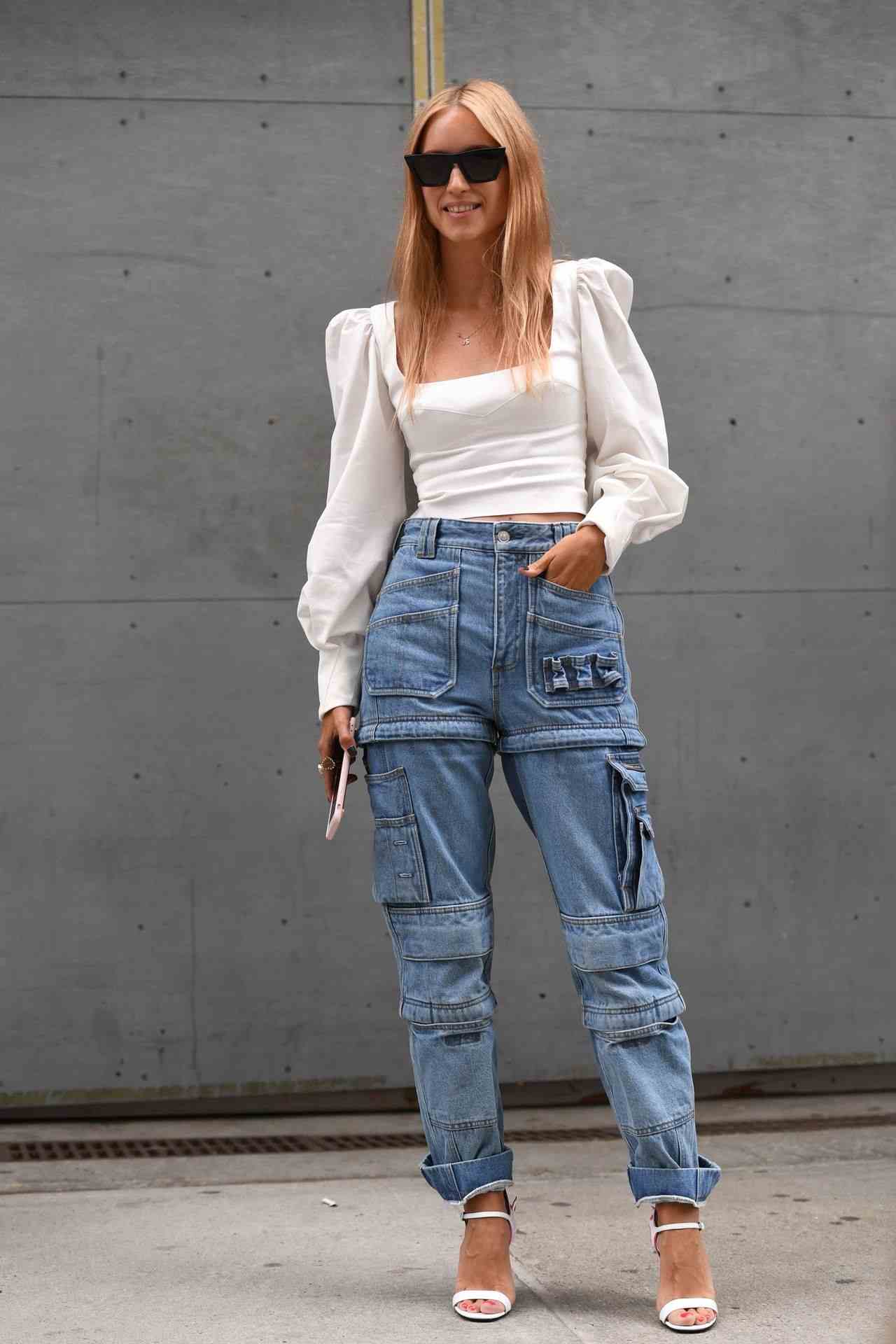 Bluse Puffärmel kombinieren Cargo Jeans hellblau Sandaletten Sommer blonde Haare