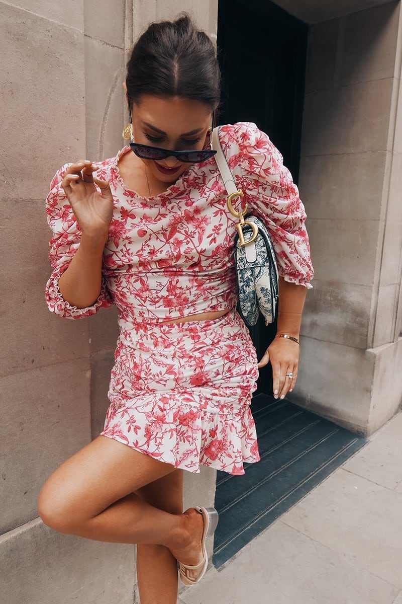 Bluse Puffärmel kombinieren Rock mit Blumenmuster Outfit Sommer Modetrends