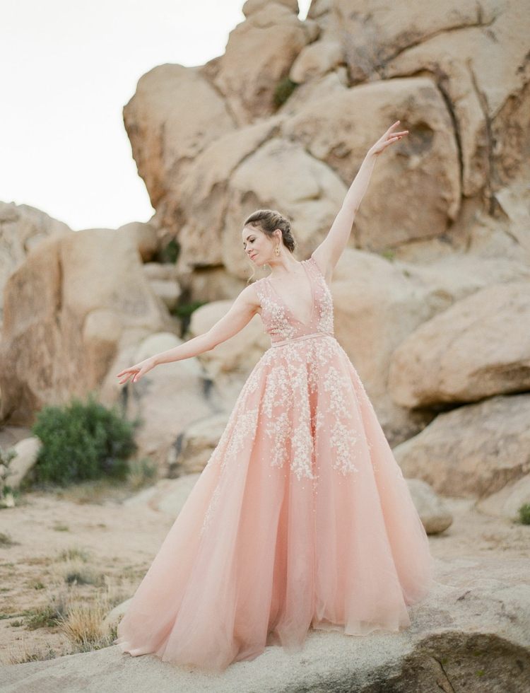Blush Hochzeitskleider liegen im Trend - Pfirsich Farbe mit femininem Schnitt