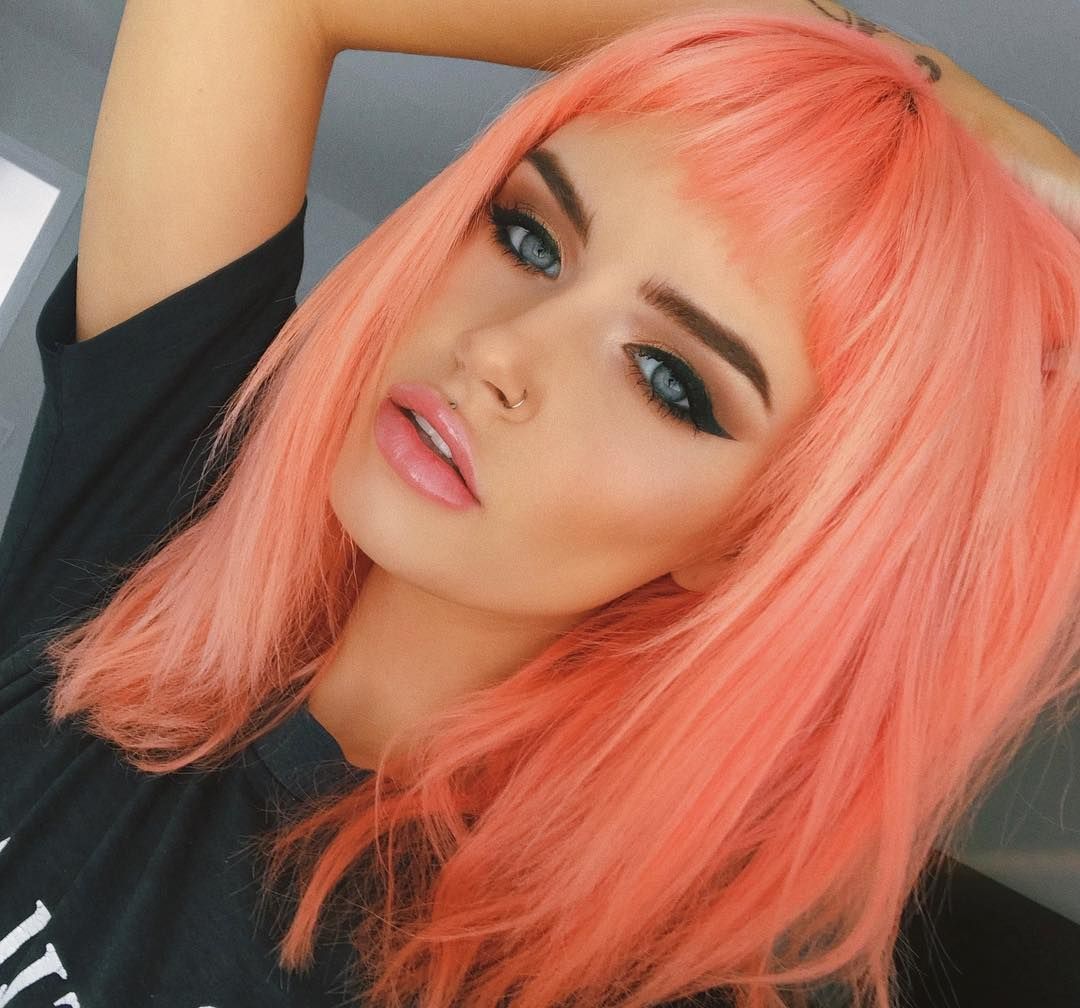 Coral Hair pastel Haarfarbe Haartrends Sommer 2019 Augen Makeup Eyeliner kurze Haare