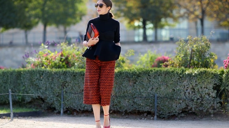 Culotte kombinieren Winter Strickpullover High Heels Leder Handtasche Modetrends