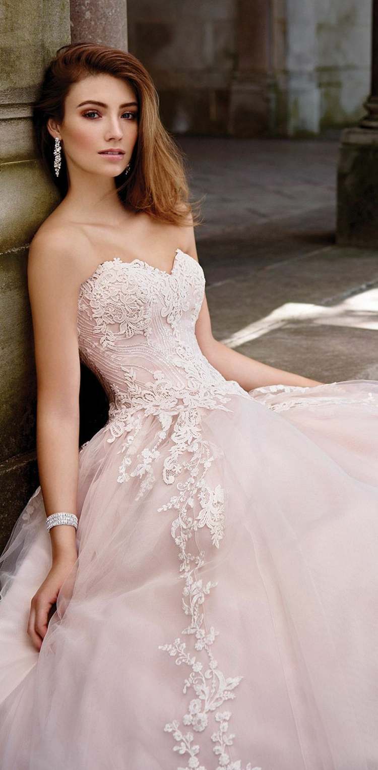 Das Brautkleid in Rosa ist perfekt für eine Märchenhochzeit geeignet