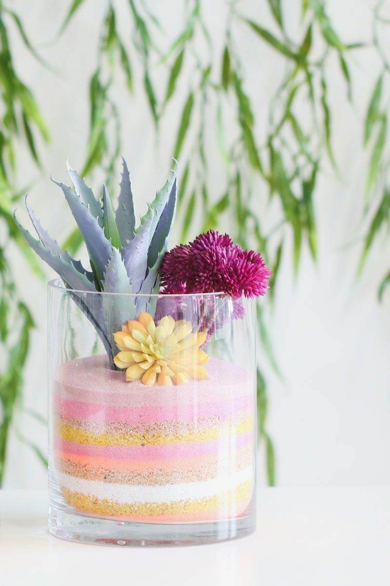 Deko Gläser dekorieren mit Sand in dezenten Farben und Pflanzen und Blüten