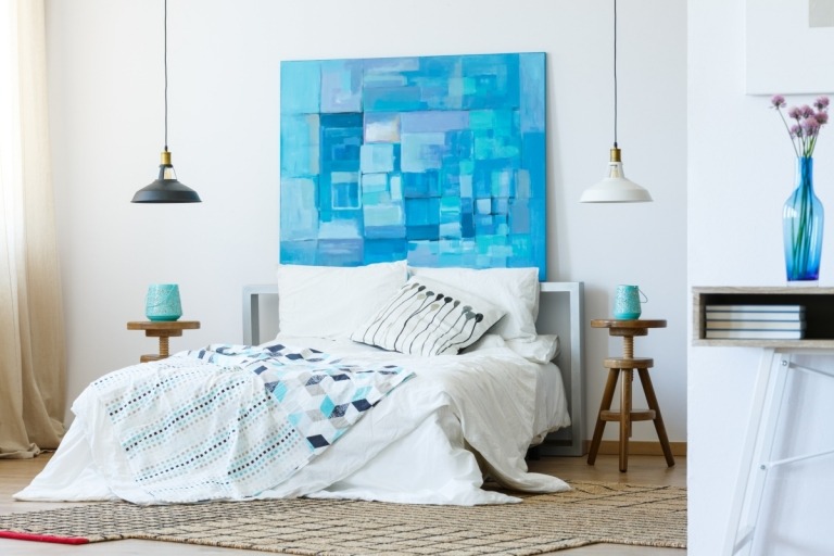 Deko Tipps Schlafzimmer Azurblau Farbakzente Gemälde Vasen Bettdecke