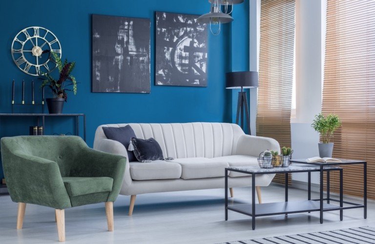 Deko Tipps Wandfarbe Blau Wohnzimmer Akzentwand streichen Bilder Wanduhr Kerzenständer