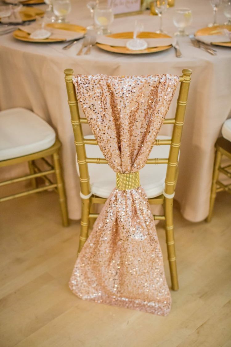 Dekoidee für die Stühle auf der Hochzeit mit Stoff mit rosa Pailletten