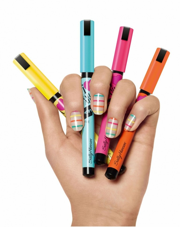 Der Nagellack Pen und Stripe Pens machen das Malen auf Nägeln einfacher