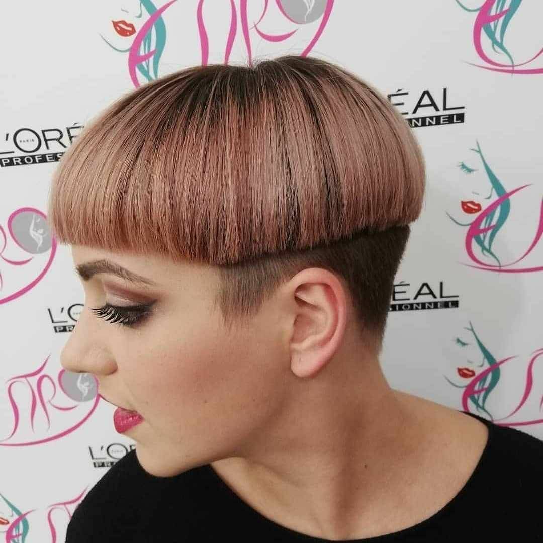 Der umstrittene Bowl Cut mit Undercut und Haarfarbe Rosé