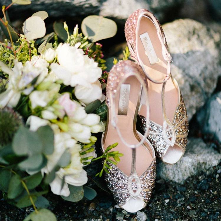 Die Schuhe der Braut können Roségold gewählt werden
