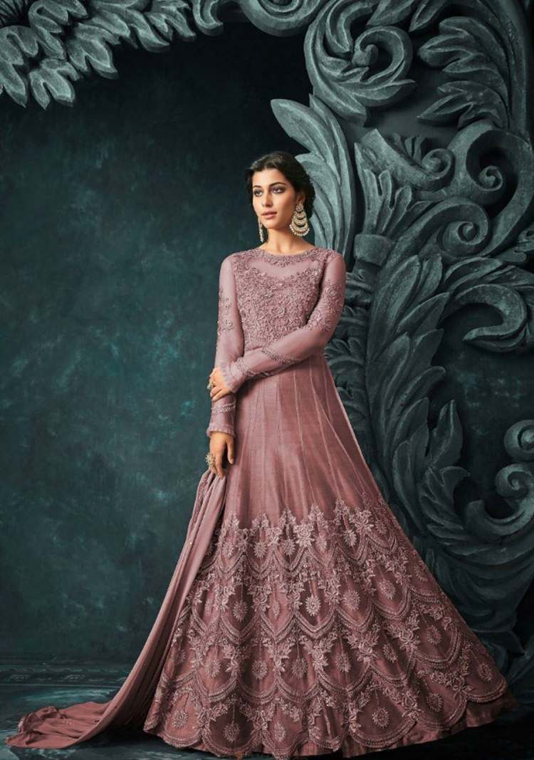 Dunkles Rosa, lange Ärmel und indische Motive für das Brautkleid